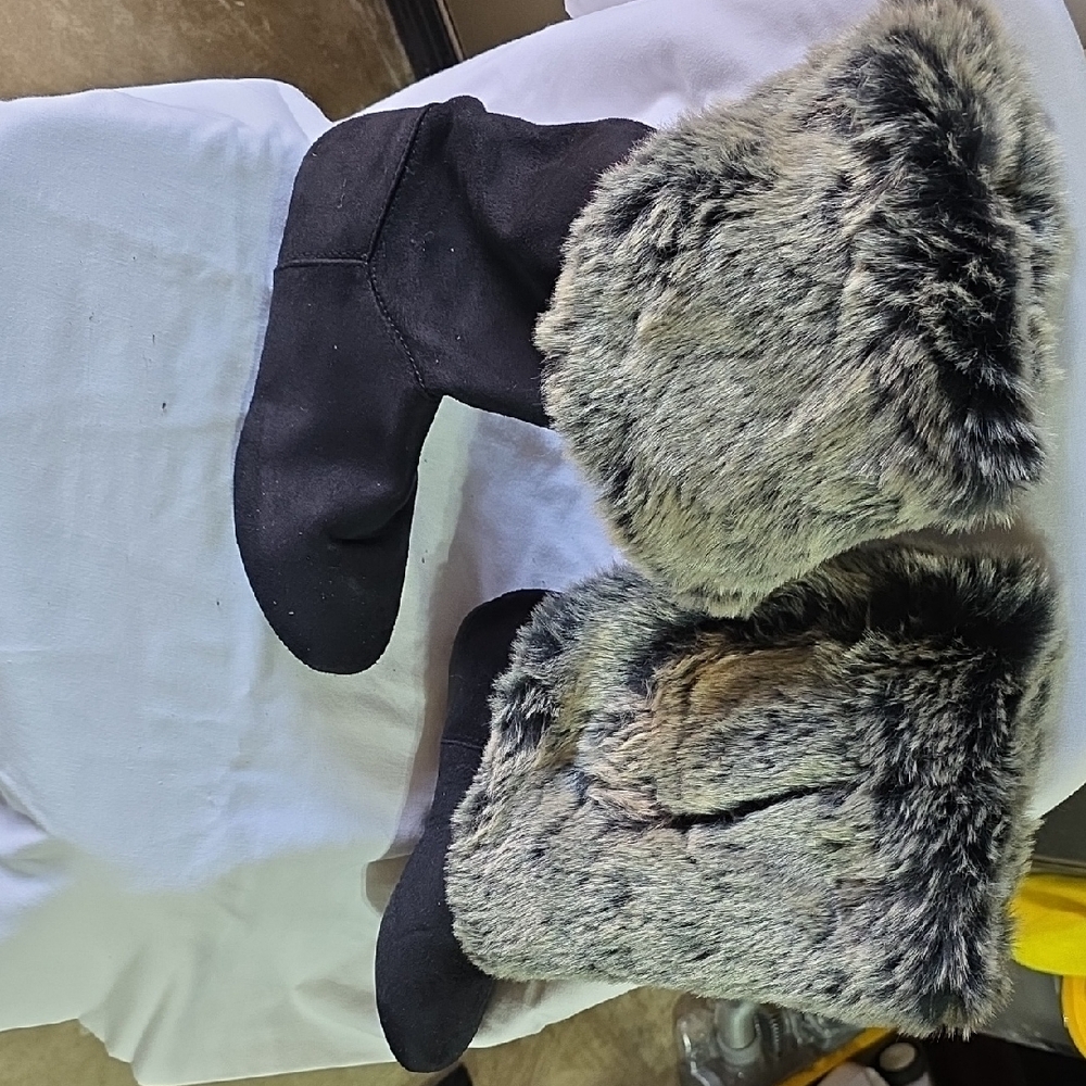 Great Black suede/Gray Fur Boot with roll cuffs to achieve 3 different lengths.